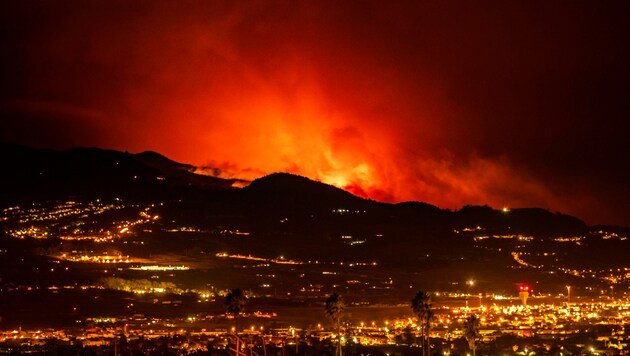 In der Nacht auf Samstag konnten die Feuer nicht unter Kontrolle gebracht werden. (Bild: AP)