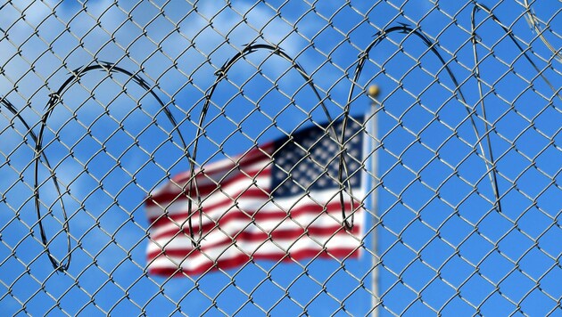 Von den Hunderten Häftlingen sind nur noch Dutzende geblieben. Doch die mehrmals schon geplante Schließung des Gefangenenlagers Guantánamo Bay ist noch immer nicht erfolgt. (Bild: APA/dpa/Magdalena Miriam Tröndle)