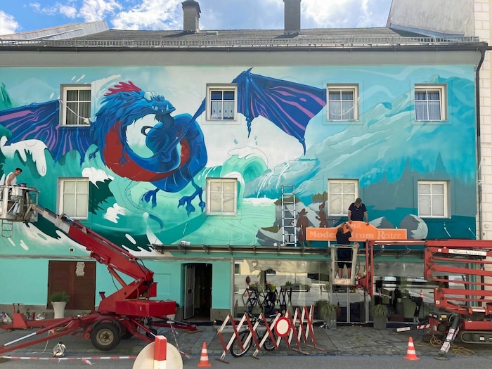 Die Kunstwände fallen auf.