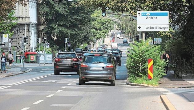 Um mehr Platz und vor allem Sicherheit für Radfahrer zu gewährleisten, könnte die Bergmanngasse nur noch eine Autospur haben. (Bild: Christian Jauschowetz, Krone KREATIV)