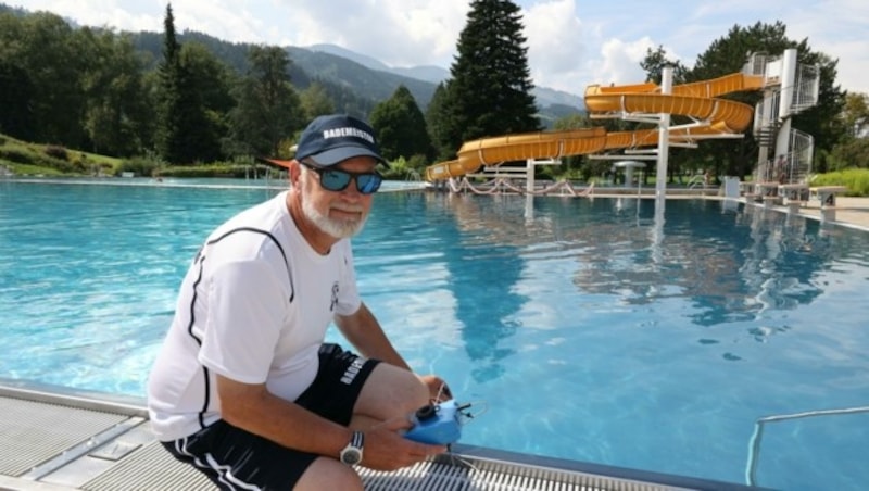 „Ich bin drei Wochen älter als das Bad“, sagt Bademeister Wolfgang Zöhrer (56). Er kontrolliert das Wasser, überwacht den Betrieb und „pickt manchmal ein Pflasterl auf“. (Bild: Jauschowetz Christian)