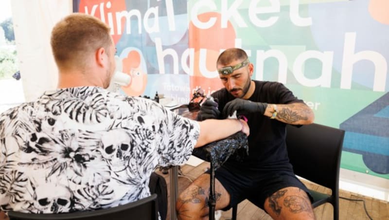 Zumindest die Festivalbesucher kamen billig an Tattoo und Klimaticket - in Summe ist dabei aber für die Steuerzahler einiges zusammengekommen. (Bild: APA/FLORIAN WIESER)