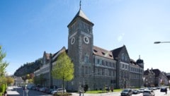 Der angeklagte Pfleger ist zum Prozess am LG Feldkirch nicht erschienen – er habe berufliche ...