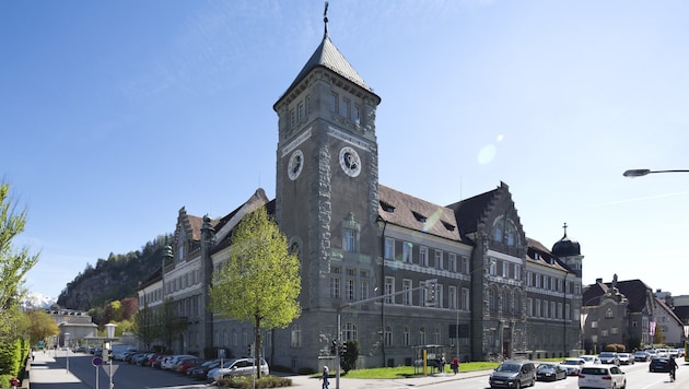 Der angeklagte Pfleger ist zum Prozess am LG Feldkirch nicht erschienen – er habe berufliche Verpflichtungen, teilte der Rumäne Richter Martin Mitteregger mit.