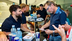 Peter Schneider, David Kickert, Peter Hochkofler und Tim Harnisch (v. l.) hatten bei der Abokarten-Übergabe alle Hände voll zu tun. (Bild: GEPA pictures/ Gintare Karpaviciute)