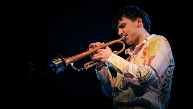 Der Salzburger Trompeter Lorenz Widauer sorgt beim Jazzfestival Saalfelden für eine besondere Stimmung am Morgen (Bild: Lukas Maier)