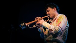 Der Salzburger Trompeter Lorenz Widauer sorgt beim Jazzfestival Saalfelden für eine besondere Stimmung am Morgen (Bild: Lukas Maier)