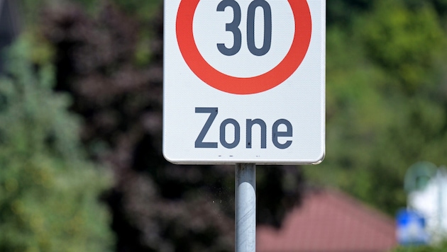 Bei 76 anstatt 30 km/h erwartet den Jugendlichen neben Führerscheinentzug auch eine Anzeige.