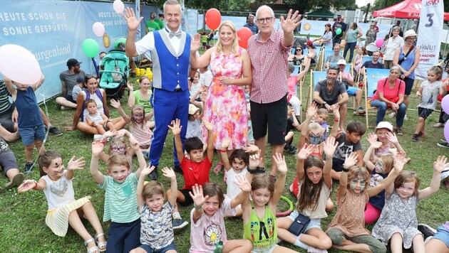 Neuer Bereich für Kinder am Volksfestgelände: Landesrätin Daniela Winkler zu Gast bei der Zaubershow (Bild: Judt Reinhard)