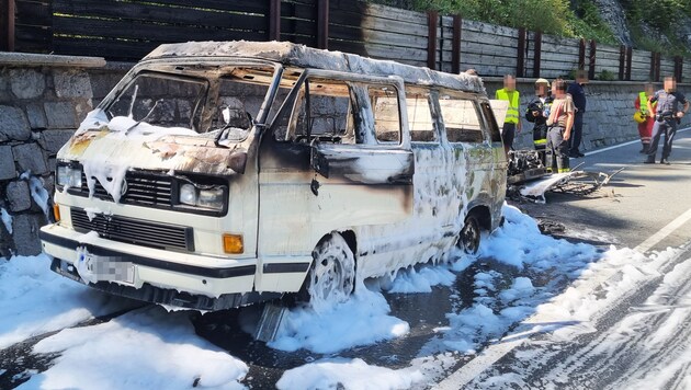 Der Kleinbus brannte völlig aus. (Bild: zeitungsfoto.at, Krone KREATIV)