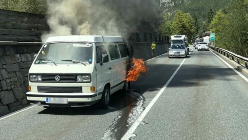 Während der Fahrt fing das Fahrzeug plötzlich Feuer. (Bild: zeitungsfoto.at)