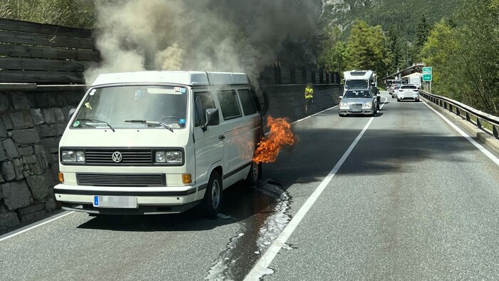 Während der Fahrt fing das Fahrzeug plötzlich Feuer.