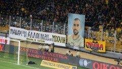 AEK-Anhänger gedachten des bei Randalen getöteten Fans. (Bild: IN TIME SPORTS)