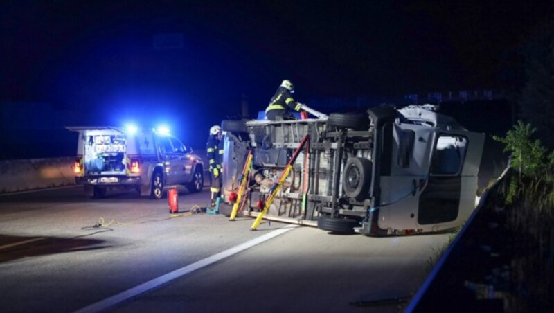 Auch der Kleintransporter lag auf der Seite (Bild: Laumat)