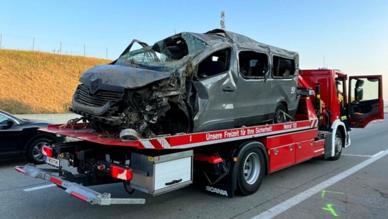 Das verunfallte Fahrzeug wurde von der FF Schrick mit dem Kran des Lastenfahrzeugs geborgen, der aus dem Fahrzeug herausgerissene Motorblock wurde parallel mit dem Kran des SRF Gaweinstal verladen. (Bild: FF Schrick)