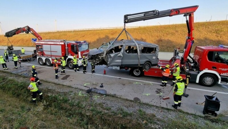 Nachdem alle verletzten Personen in umliegende Krankenhäuser gebracht worden waren, konnte mit den Aufräumarbeiten begonnen werden. (Bild: FF Schrick)