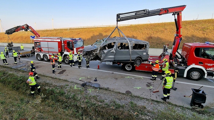 Nachdem alle verletzten Personen in umliegende Krankenhäuser gebracht worden waren, konnte mit den Aufräumarbeiten begonnen werden.