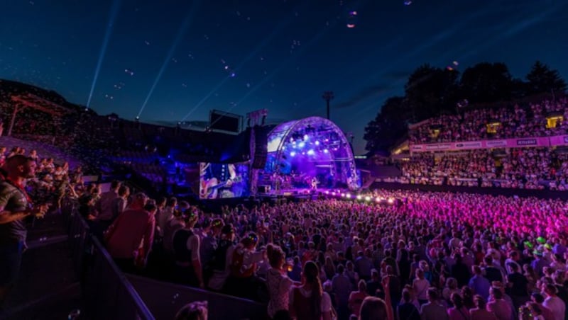 Das Tennisstadion war restlos ausverkauft. (Bild: kitzmusik/Lobenwein)