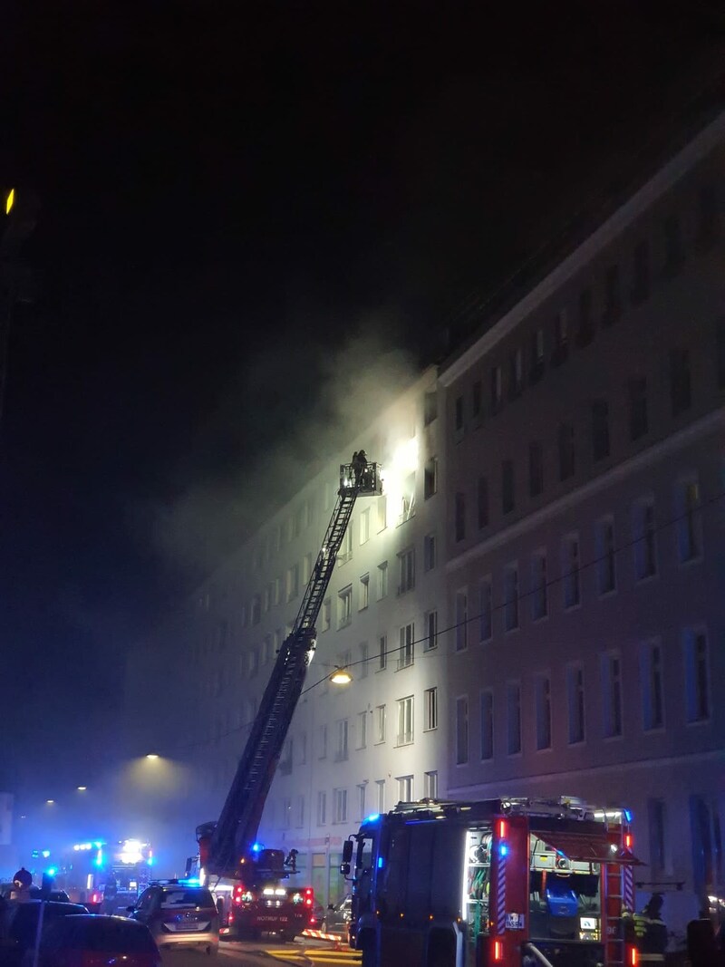 Der Pensionist konnte nur noch tot aus den Flammen geborgen werden. (Bild: „Krone“-Leserreporter)