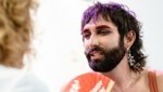 Gut drauf und für alle Schandtaten bereit: Conchita unterschrieb auf der „Krone“-Wand. (Bild: urbantschitsch mario)