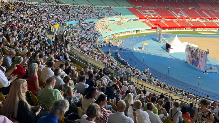Tausende Besucher kommen zum Kongress der Zeugen Jehovas ins Wiener Ernst-Happel-Stadion. 