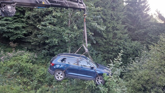 Die Einsatzkräfte der Feuerwehr bargen das Fahrzeug. (Bild: FF Mariazell )