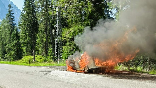 Der Wagen der Deutschen brannte komplett aus. (Bild: zeitungsfoto.at)