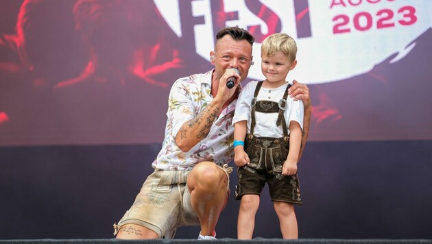 Der kleine Ben (4) sang mit Onkel Jürgen den Hit „Locker“. (Bild: Einöder Horst)