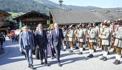 Die Euregio-Landeshauptmänner Fugatti, Kompatscher und Mattle (v. li.) schritten die Schützen-Front ab. (Bild: Bildagentur Muehlanger)