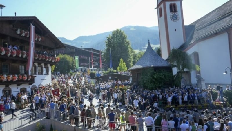 Der Dorfplatz war wie immer bestens gefüllt mit Teilnehmern und Zaungästen. (Bild: Bildagentur Muehlanger)