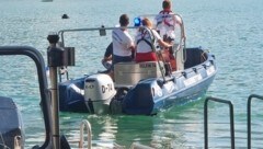 Derzeit gibt es eine regelrechte schwarze Serie auf Österreichs Seen und Flüssen: Die Suche nach einem vermissten Stand-up-Paddler am Wolfgangsee war ebenso erfolglos wie nach Untergegangenen im Bodensee sowie in der Donau. (Bild: Wasserrettung Salzburg)