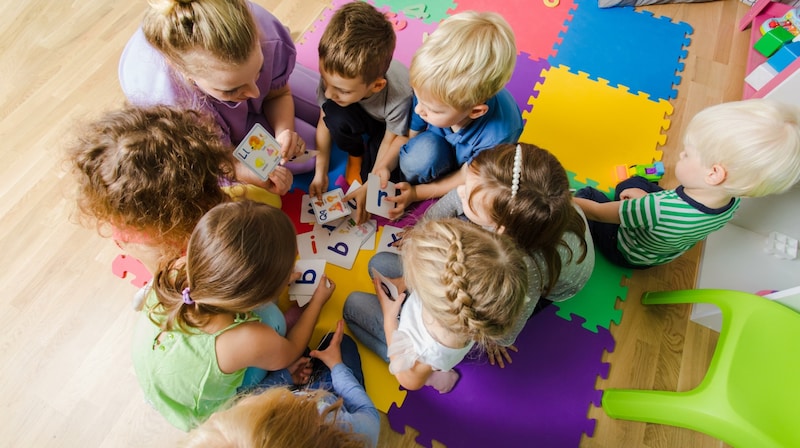 Die maximale Anzahl von Kindern pro Gruppe sinkt sukzessive auf 20 (Bild: OKSANA SHUFRYCH)