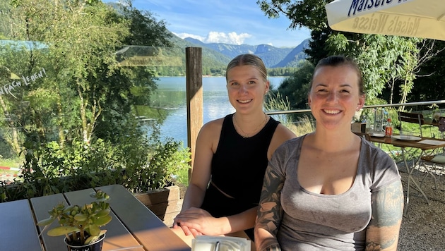 Dass Müll auf der Liegewiese zurückgelassen wird oder alles in die Mülleimer gestopft wird, ärgert Kiosk-Pächterin Jacqueline Gerlach (rechts, im Bild mit Ferialpraktikantin Christa Wesenauer) (Bild: Isabel Lochbühler)