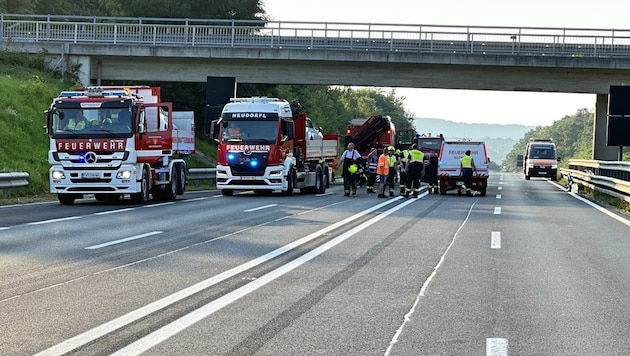 Wegen des schweren Unfalls war die Schnellstraße mehrere Stunden lang gesperrt. (Bild: Schulter Christian)