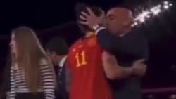 Aufreger über diese Szene: Der spanische Verbands-Präsident Luis Rubiales küsste Star-Spielerin Jennifer Hermoso während der Medaillenübergabe auf dem Mund. (Bild: Screenshot twitter.com/SportsPassionI1)