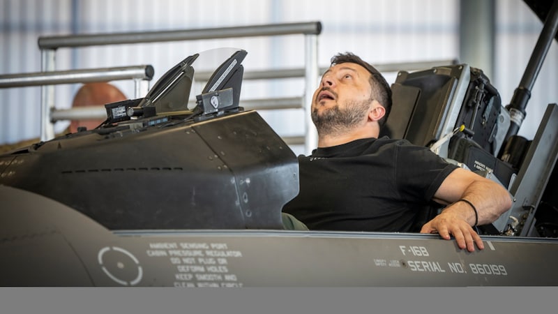 During a visit to a Danish military base, the Ukrainian head of state Volodymyr Selensky was already allowed to sit in the F-16 cockpit. (Bild: AP)