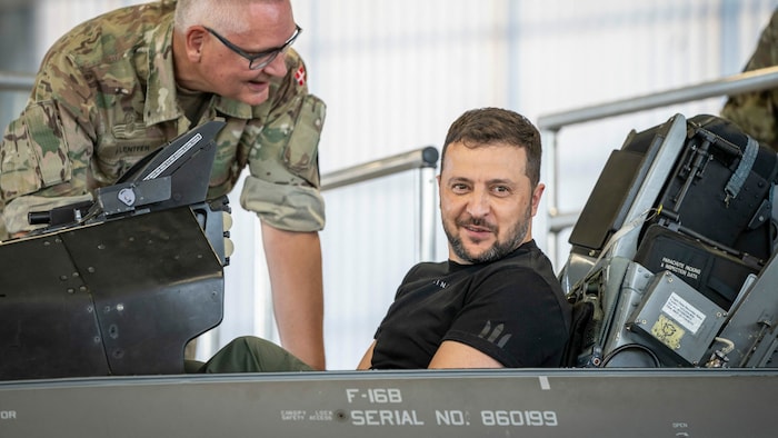 Während seines Besuchs in Dänemark durfte Präsident Wolodymyr Selenskyj das Cockpit eines ...