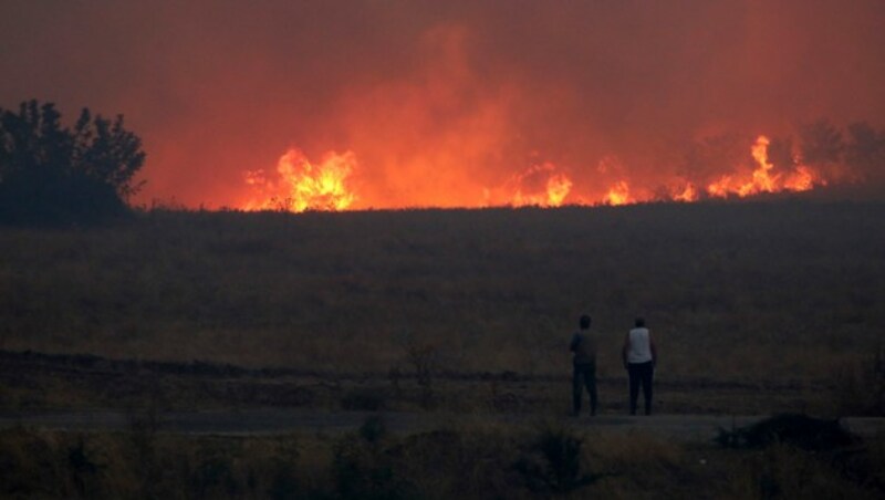 Heftige Winde fachen die Flammen immer wieder an. (Bild: AP)