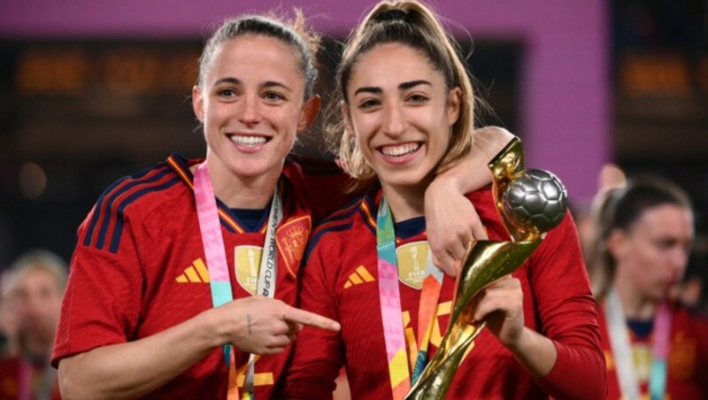 Olga Carmona (rechts) mit dem WM-Pokal (Bild: AFP or licensors)