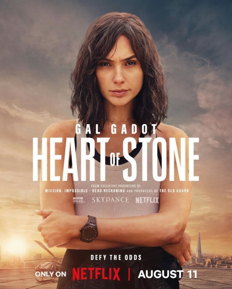 Als Geheimdienstmitarbeiterin muss Gadot in „Heart of Stone“ ein wertvolles und gefährliches Gut aufspüren. Ihr Team wurde unter anderem von Jamie Dornan, aus „50 Shades of Grey“ und dem deutschen Schauspieler Matthias Schweighöfer, besetzt. (Bild: ©Netflix / Everett Collection / picturedesk.com)