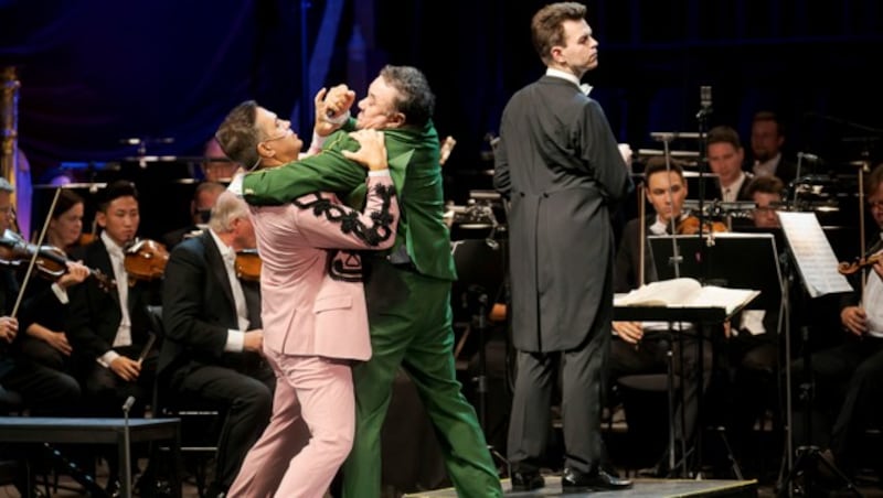 Dirigent Marcus Merkel mit den raufenden Rivalen Escamillo (Erwin Schrott) und Don Jose (Ramón Vargas) (Bild: Werner Kmetitsch)