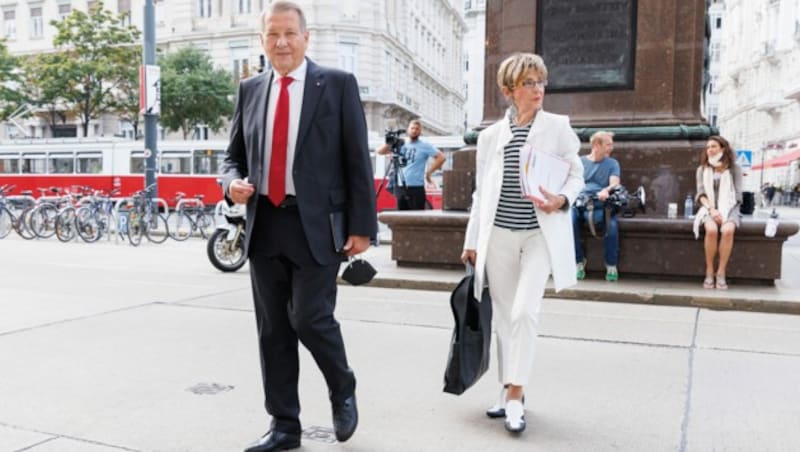 Die Präsidenten des Seniorenrates: Ingrid Korosec (ÖVP-Seniorenbund) und Peter Kostelka (SPÖ-Pensionistenverband) (Bild: APA/FLORIAN WIESER)