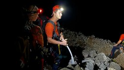 16 Mann der Bergrettung Saalfelden-Maria Alm waren die ganze Nacht im Einsatz. (Bild: Bergrettung Saalfelden)