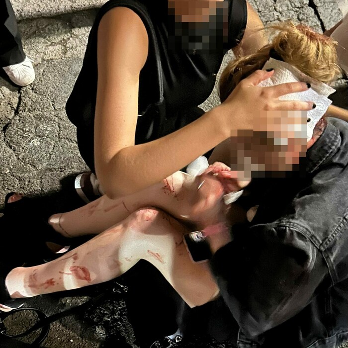 Die Frau wurde beim heftigen Vorfall verletzt und von engagierten Augenzeugen erstversorgt.