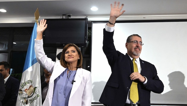Der neue Präsident von Guatemala, Bernardo Arevalo und seine Vize Karin Herrera (Bild: AFP )
