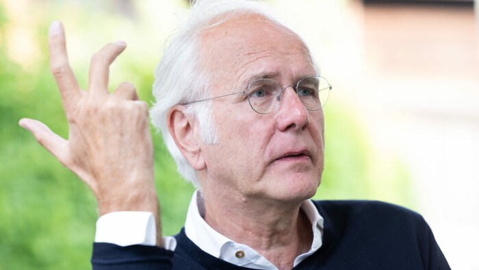 Harald Schmidt kann über den Warnhinweis nur schmunzeln.