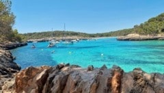 Nicht weit von Porto Petro entfernt, inmitten des Naturparks Mondragó, liegt die Playa de S’Amarador, eine feinsandige Bucht mit kristallklarem Wasser. (Bild: Mario Aberl)