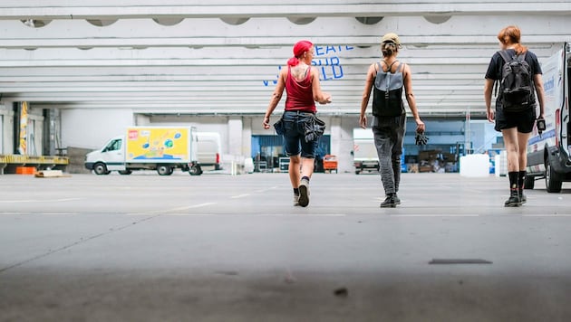 Leere Industriehallen werden für die Dauer des Festivals zur Eventlocation umgebaut (Bild: Horst Einöder/Flashpictures)