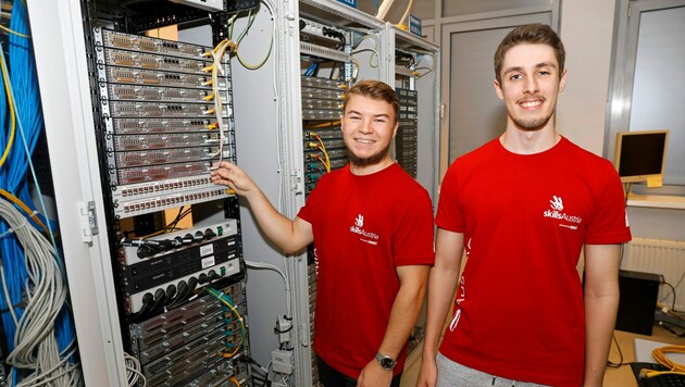Im Netzwerkraum der HTL Rennweg verbringen die beiden IT-Fachkräfte rund 1000 Stunden, um sich auf den Bewerb vorzubereiten. (Bild: Groh Klemens)
