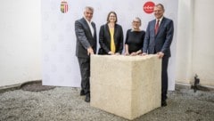 von links nach rechts: Landesamtsdirektor Erich Watzl, Direktorin Cornelia Sulzbacher, Künstlerin Gabriele Berger, Landeshauptmann Thomas Stelzer. (Bild: Land OÖ/Peter Mayr)